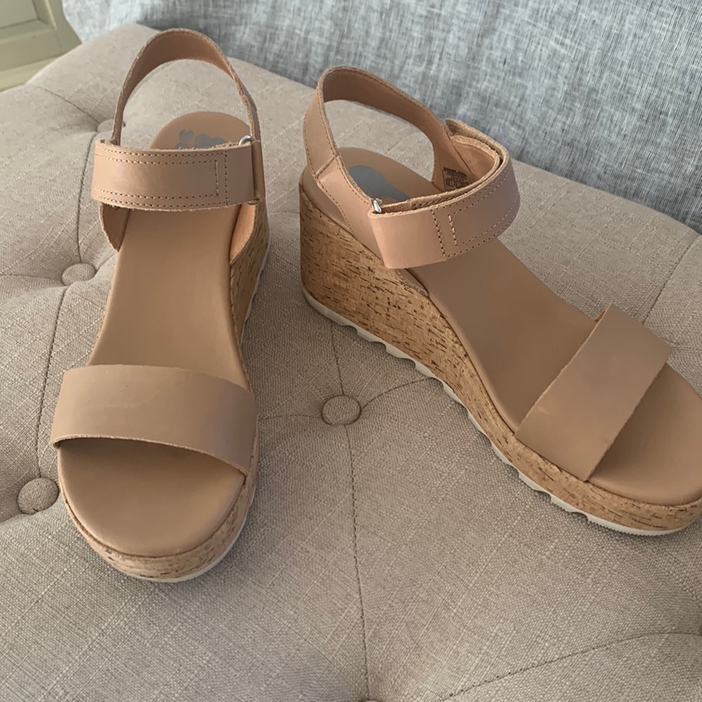 Sorel Cameron Wedge in Honest Beige size 8.5